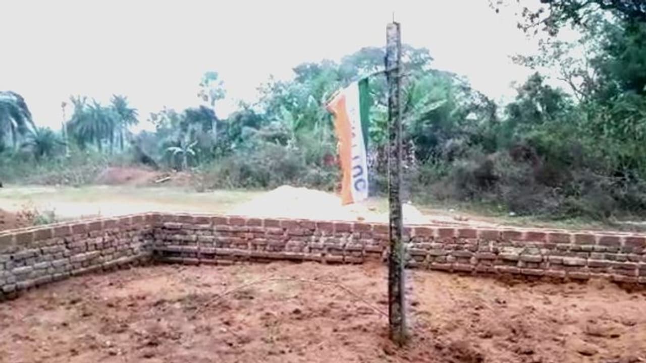 সরকারি জল প্রকল্পের জমিতে দখলদারি তৃণমূলের, তোলা হল আইএনটিটিইউসির পতাকা