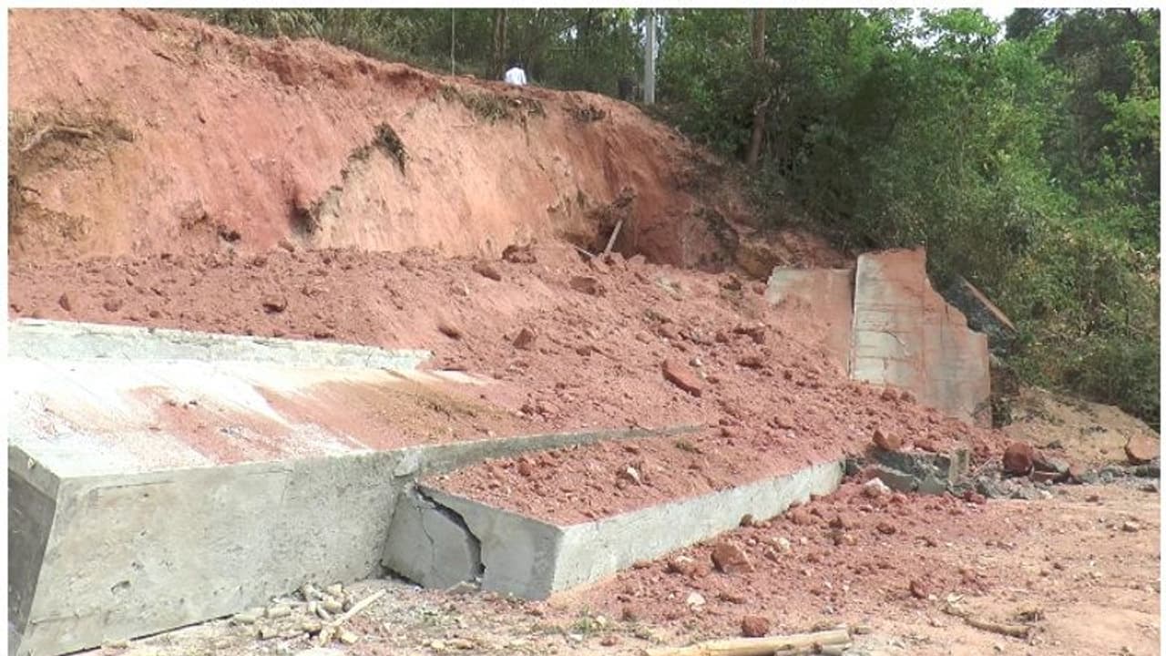 హైద్రాబాద్లో ప్రహరీగోడ కూలి ముగ్గురు చిన్నారులు మృతి హైద్రాబాద్లో ప్రహరీగోడ కూలి ముగ్గురు చిన్నారులు మృతి