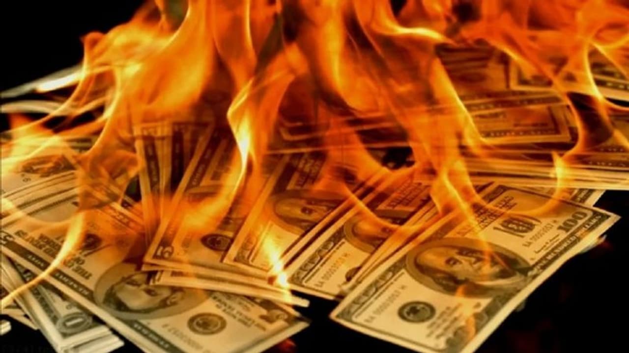 इस शख्स ने करोड़ों रुपए कर दिए आग के हवाले, वजह जान कर रह जाएंगे हैरान इस शख्स ने करोड़ों रुपए कर दिए आग के हवाले, वजह जान कर रह जाएंगे हैरान