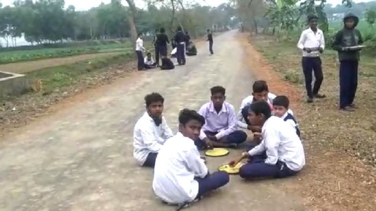রাস্তায় বসে মিড ডে মিলের খাবার খেল ছাত্ররা, নজর দেব বলল স্কুল
