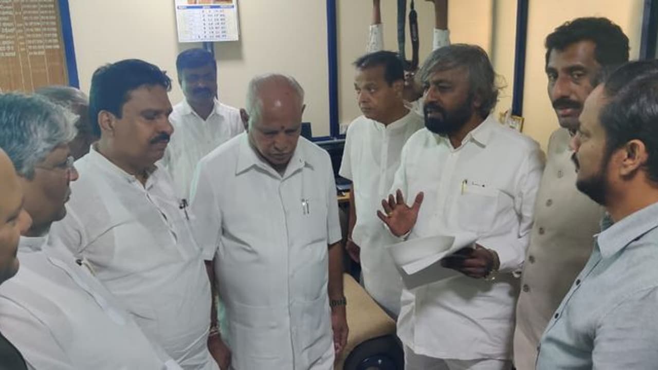 ಯಡಿಯೂರಪ್ಪ ನಿವಾಸಕ್ಕೆ ಕಾಂಗ್ರೆಸ್ ನಾಯಕರು ದೌಡು: ಕಾರಣ..?