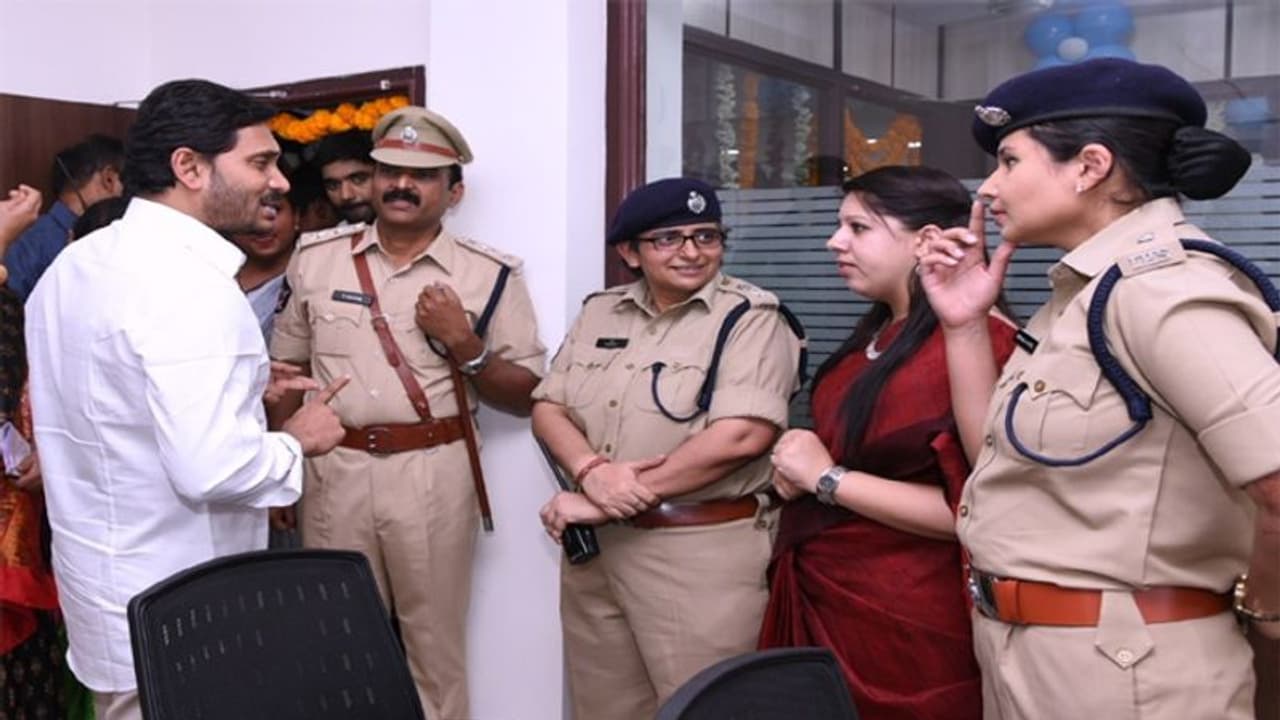 సినిమాల్లో లాగా కాల్చిపారేయలేం: అత్యాచార ఘటనలపై వైఎస్ జగన్