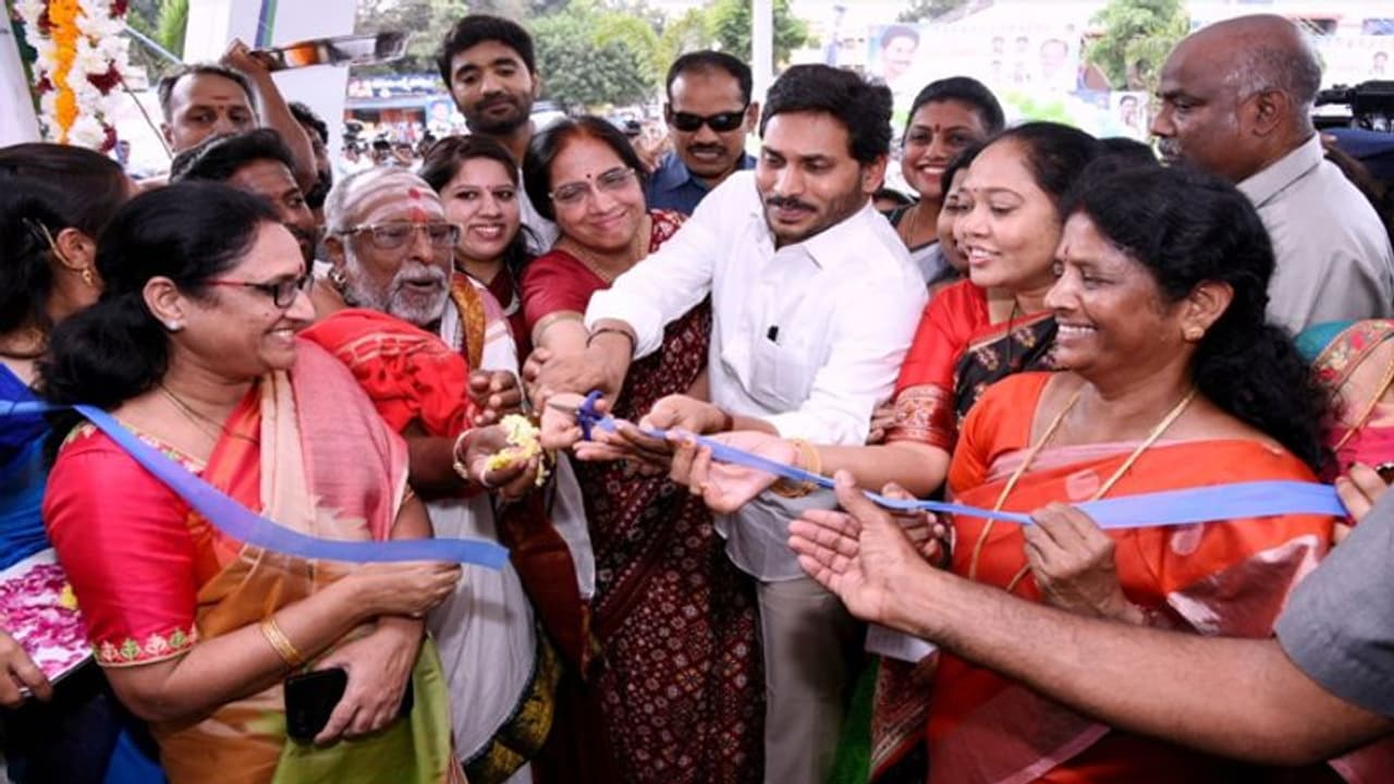 మాట నిలబెట్టుకున్న జగన్: దిశా పోలీస్ స్టేషన్లు, దిశా యాప్ కూడా వచ్చేశాయ్ మాట నిలబెట్టుకున్న జగన్: దిశా పోలీస్ స్టేషన్లు, దిశా యాప్ కూడా వచ్చేశాయ్