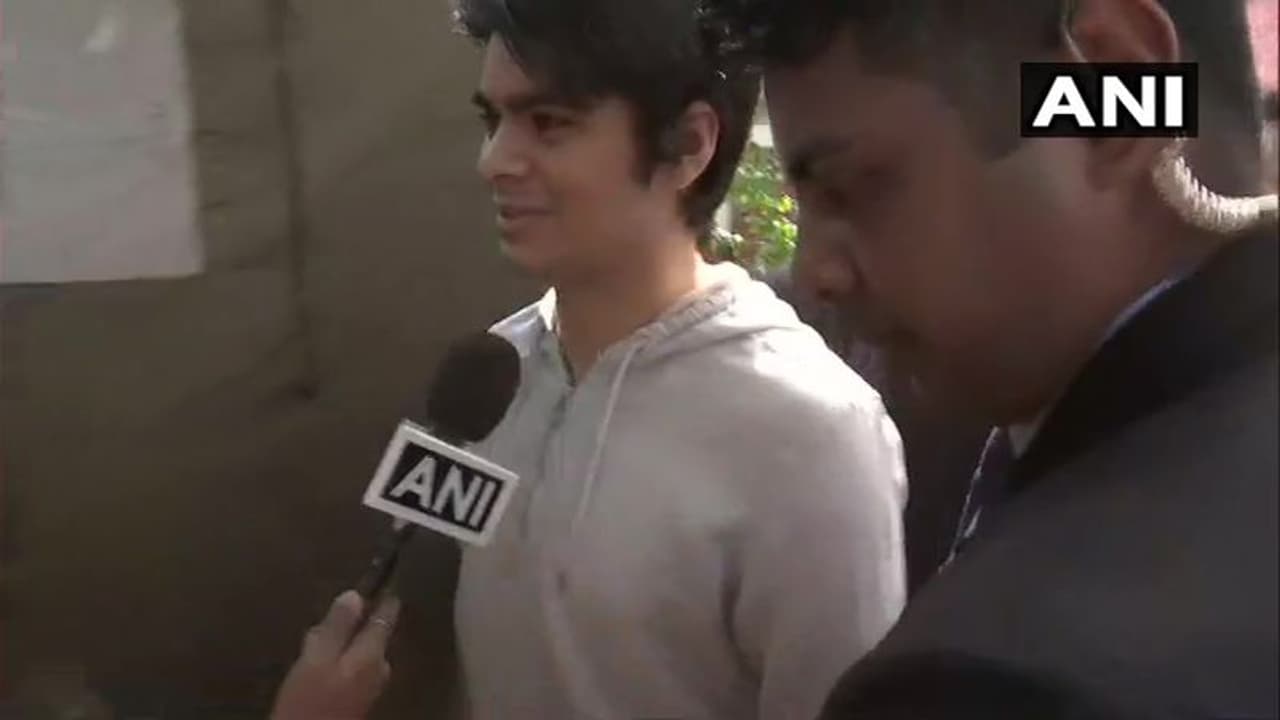 తొలిసారి ఓటేసిన ప్రియాంక గాంధీ కుమారుడు రైహన్ రాజీవ్ వాద్రా