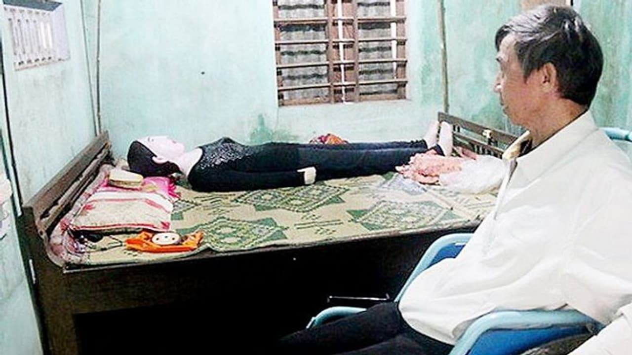 पत्नी के प्यार में इस कदर पागल हुआ शख्स कि कब्र से लाश निकलवा बनवाई मूर्ति, 17 साल से रह रहा उसके साथ पत्नी के प्यार में इस कदर पागल हुआ शख्स कि कब्र से लाश निकलवा बनवाई मूर्ति, 17 साल से रह रहा उसके साथ