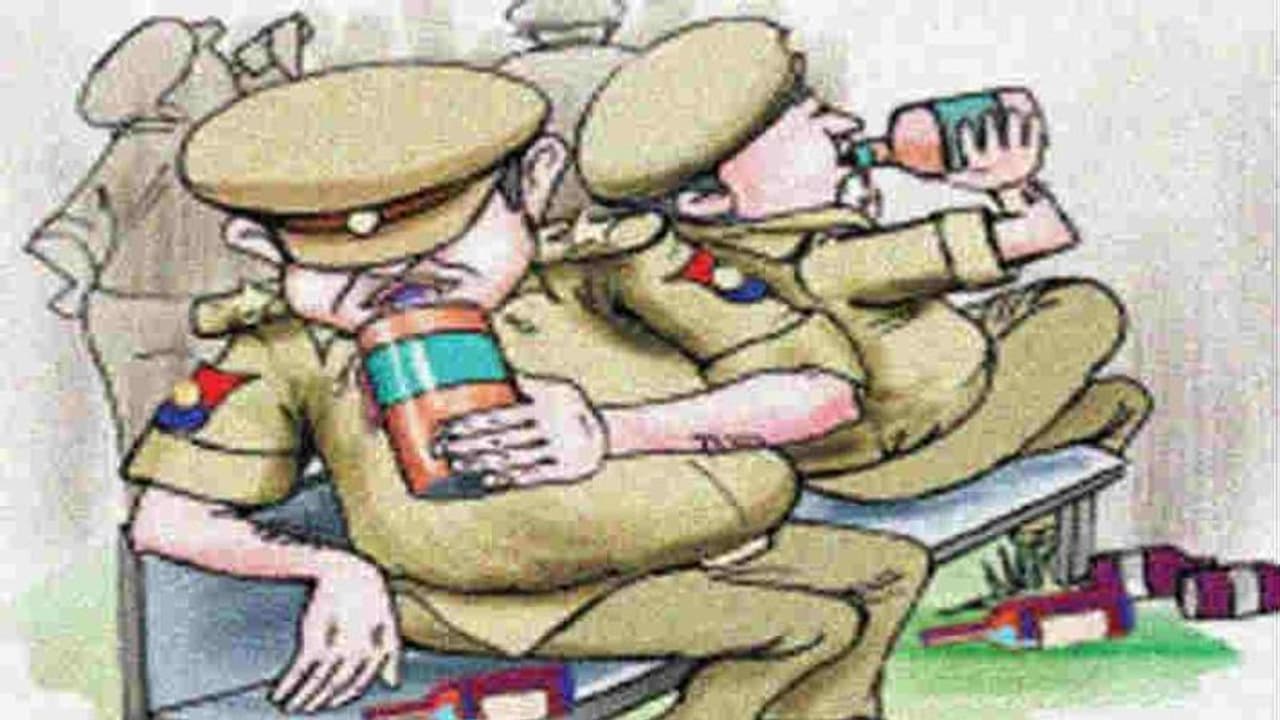 थाने के पीछे चल रही थी शराब पार्टी, नशे में टल्ली थे ASI समेत 3 पुलिसकर्मी; पकड़े गए फिर... थाने के पीछे चल रही थी शराब पार्टी, नशे में टल्ली थे ASI समेत 3 पुलिसकर्मी; पकड़े गए फिर...
