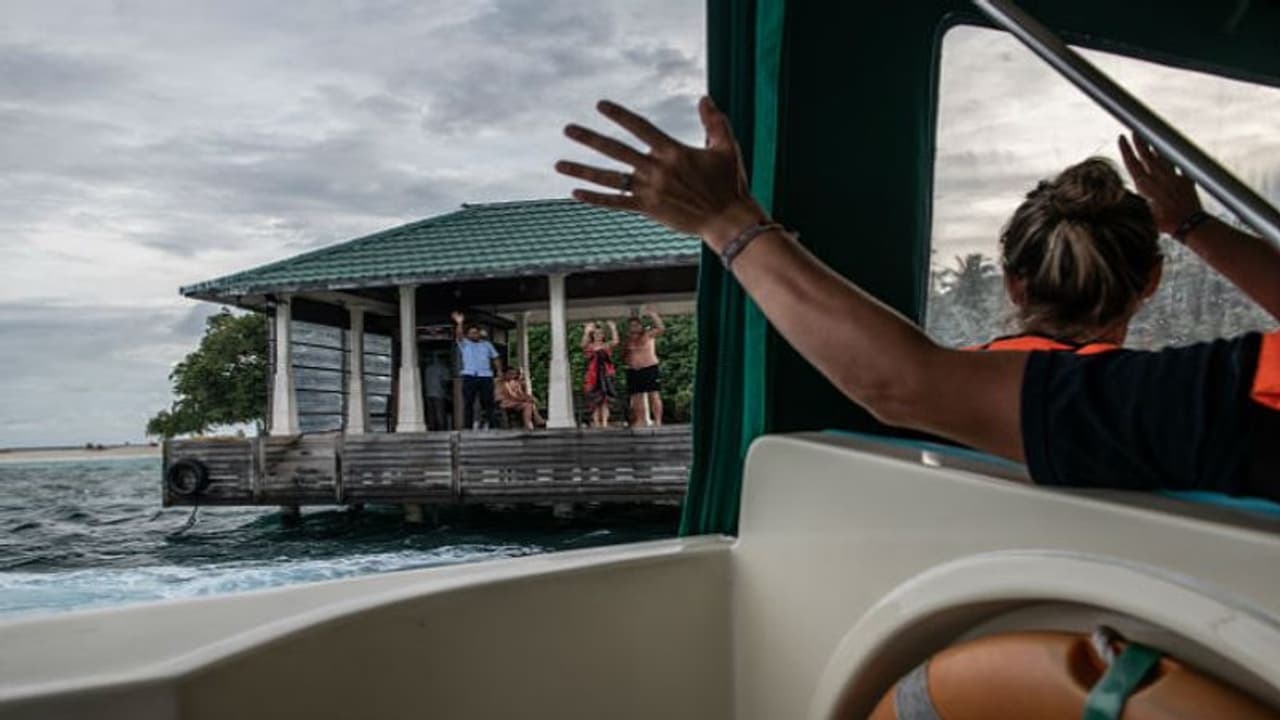 মলদ্বীপের সৈকতে বিকিনি সুন্দরীকে জাপটে ধরল পুলিশ, ঘটনা ঘিরে হুলুস্থুল মলদ্বীপের সৈকতে বিকিনি সুন্দরীকে জাপটে ধরল পুলিশ, ঘটনা ঘিরে হুলুস্থুল