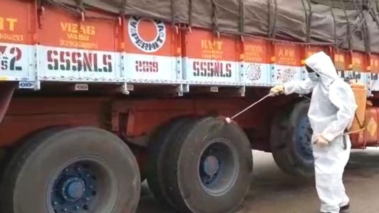 ওড়িশায় বার্ড ফ্লু, রাজ্য়ে গাড়ি ঢোকার আগেই ওষুধ স্প্রে সরকারের ওড়িশায় বার্ড ফ্লু, রাজ্য়ে গাড়ি ঢোকার আগেই ওষুধ স্প্রে সরকারের