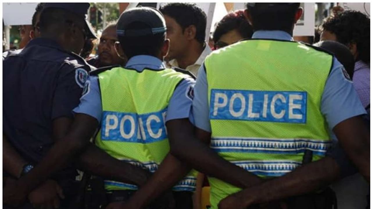 ബിക്കിനി ധരിച്ചെത്തിയ യുവതിയെ ബലാത്ക്കാരമായി അറസ്റ്റ് ചെയ്ത് മാലിദ്വീപ് പൊലീസ് ബിക്കിനി ധരിച്ചെത്തിയ യുവതിയെ ബലാത്ക്കാരമായി അറസ്റ്റ് ചെയ്ത് മാലിദ്വീപ് പൊലീസ്