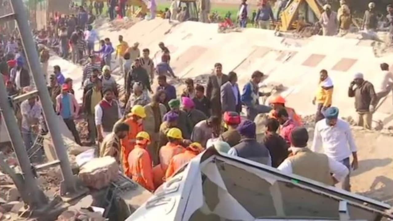 പഞ്ചാബിലെ മൊഹാലിയില്‍ കെട്ടിടം തകര്‍ന്നുവീണു: രണ്ടുപേരെ രക്ഷപ്പെടുത്തി, രക്ഷാപ്രവര്‍ത്തനം തുടരുന്നു