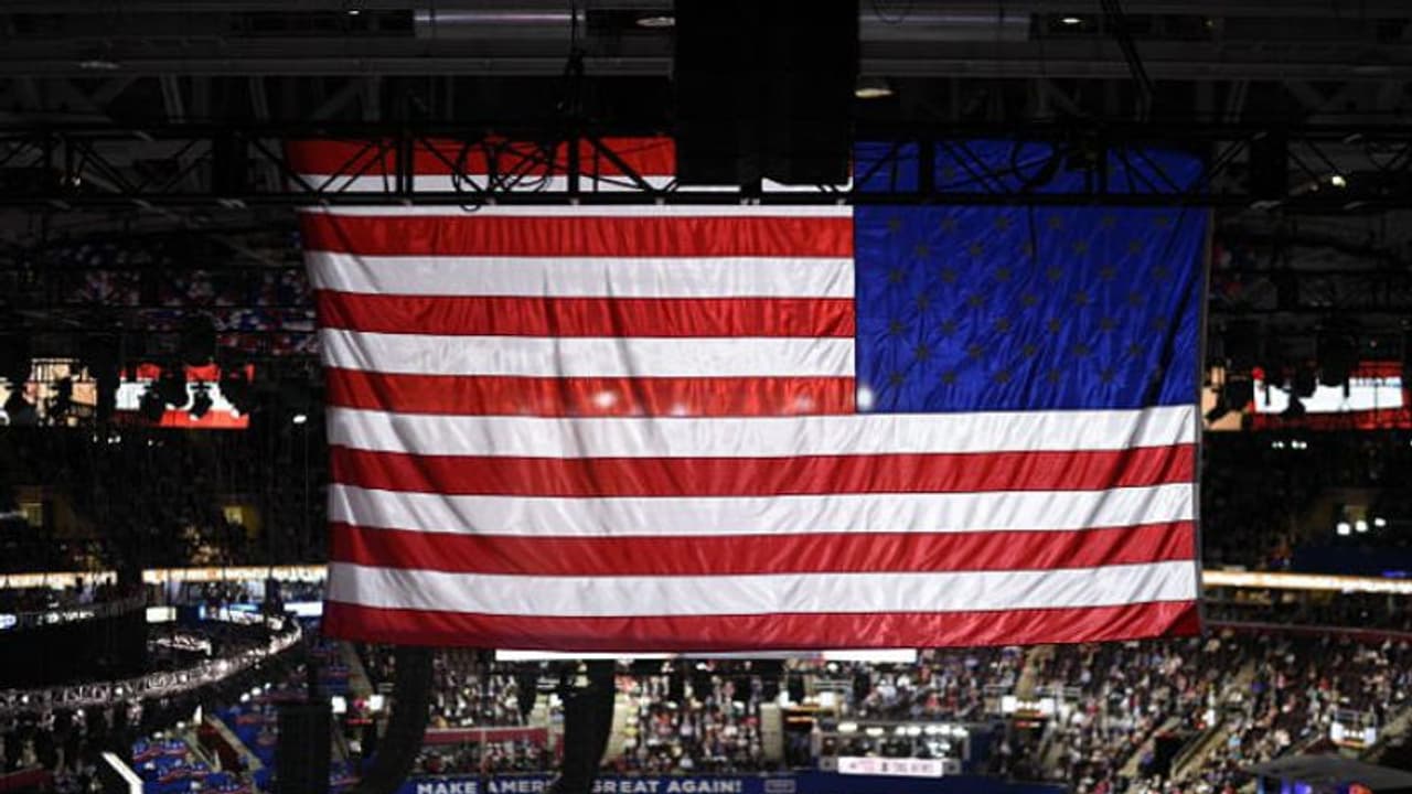 শুধু পোড়ানোর জন্যই আমেরিকা, ব্রিটেন আর ইসরায়েলের পতাকা বানায় ইরানের একটি কারখানা