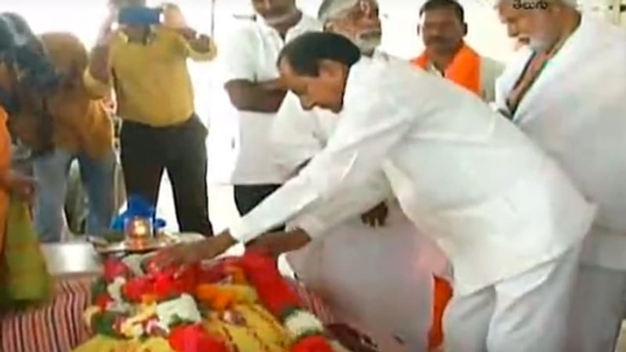 ముఖ్యమంత్రి కేసీఆర్ ఇంట విషాదం... నివాళులు అర్పించిన కేటీఆర్, హరీష్