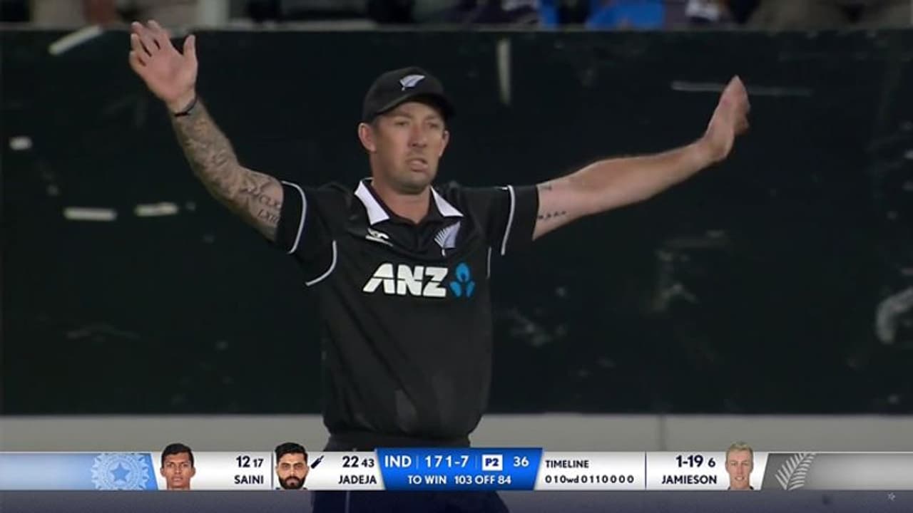 मैच के दौरान चोटिल हो गया खिलाड़ी तो खुद मैदान पर उतर आए न्यूजीलैंड के फील्डिंग कोच मैच के दौरान चोटिल हो गया खिलाड़ी तो खुद मैदान पर उतर आए न्यूजीलैंड के फील्डिंग कोच