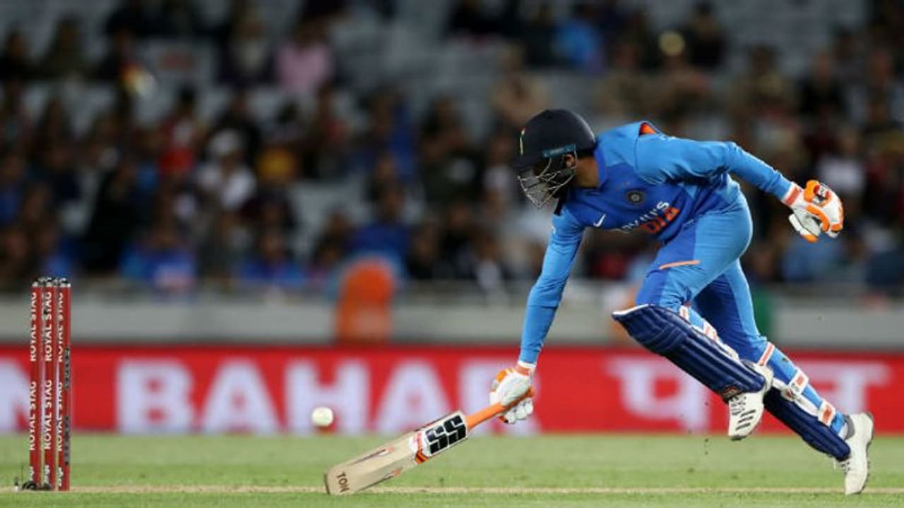 മൈതാനത്തെ ജഡേജയുടെ മിന്നലോട്ടത്തിന് പിന്നിലെ രഹസ്യമിത്; വീഡിയോ കാണാം മൈതാനത്തെ ജഡേജയുടെ മിന്നലോട്ടത്തിന് പിന്നിലെ രഹസ്യമിത്; വീഡിയോ കാണാം