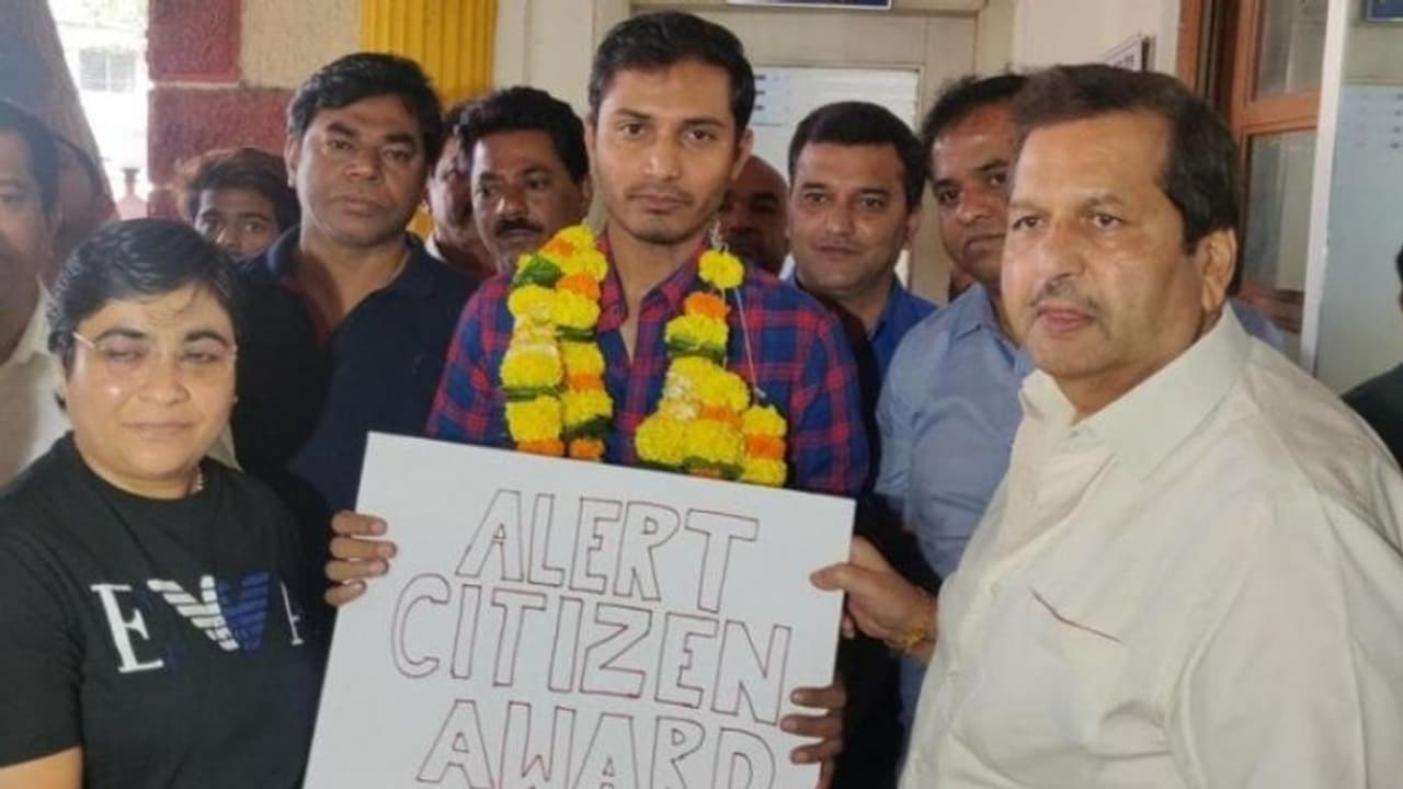 സിഎഎയെ എതിർത്തു സംസാരിച്ച യാത്രക്കാരനെ പൊലീസിലേ‍ൽപ്പിച്ച സംഭവം; ഊബർ ഡ്രൈവറെ ആദരിച്ച് ബിജെപി