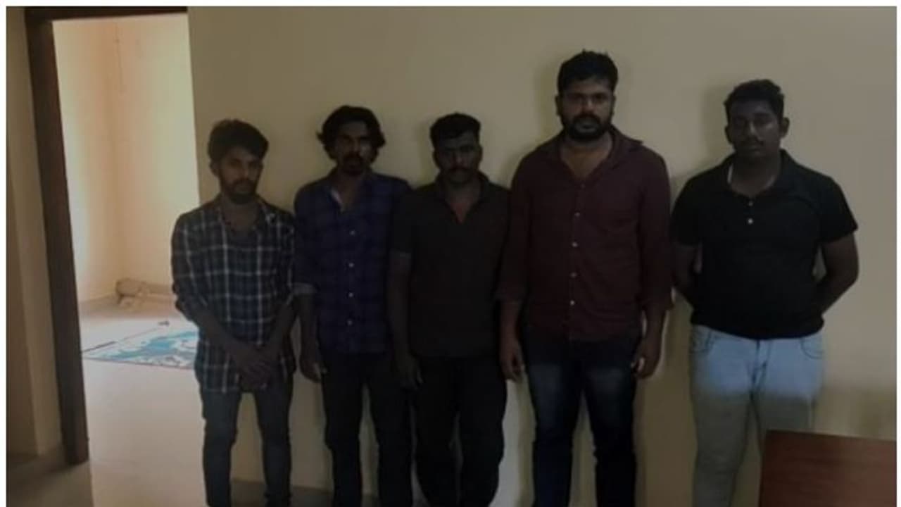 അട്ടപ്പാടിയില് നിന്ന് ചന്ദനമരങ്ങൾ മുറിച്ച്കടത്താൻ ശ്രമിച്ച അഞ്ചുപേര് പിടിയില് അട്ടപ്പാടിയില് നിന്ന് ചന്ദനമരങ്ങൾ മുറിച്ച്കടത്താൻ ശ്രമിച്ച അഞ്ചുപേര് പിടിയില്