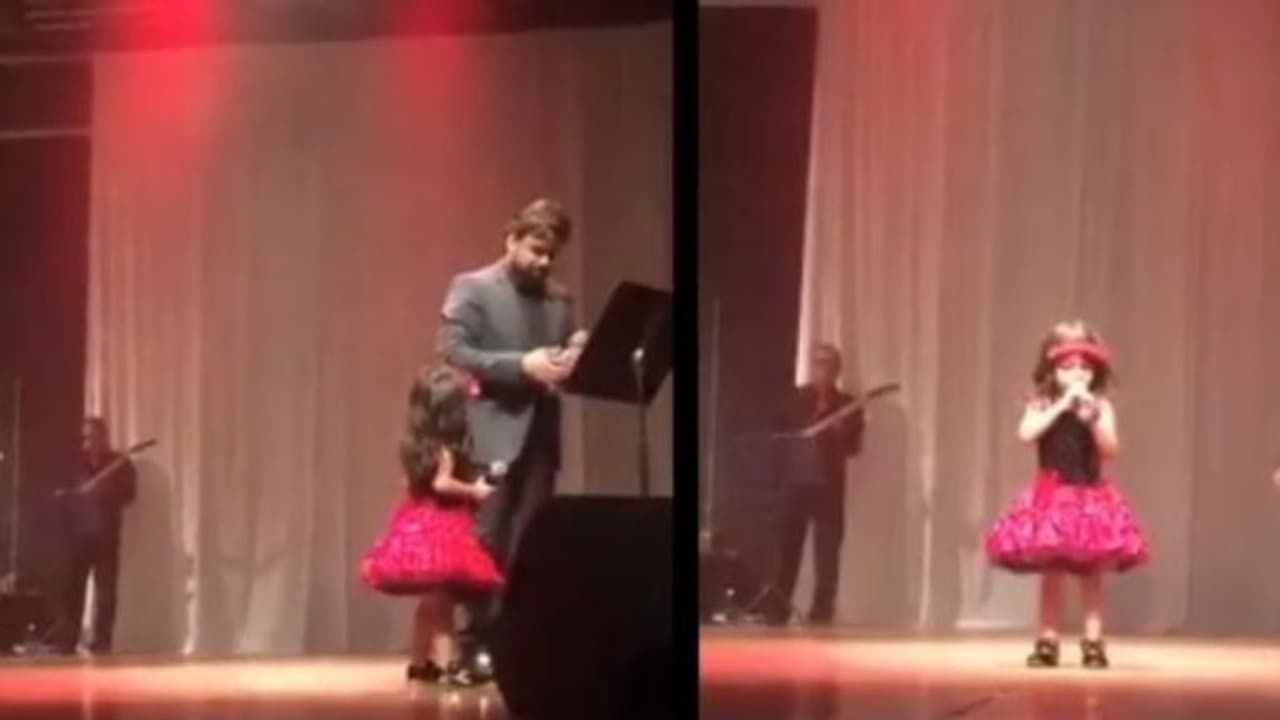 'അച്ഛൻ മാറി നിൽക്ക് ഞാൻ പാടിക്കോളാം'; 'ചിന്നചിന്ന ആശൈ'യുടെ ഹിന്ദി വെർഷൻ പാടി മൂന്നുവയസുകാരി, കയ്യടിച്ച് സോഷ്യൽ മീഡിയ 'അച്ഛൻ മാറി നിൽക്ക് ഞാൻ പാടിക്കോളാം'; 'ചിന്നചിന്ന ആശൈ'യുടെ ഹിന്ദി വെർഷൻ പാടി മൂന്നുവയസുകാരി, കയ്യടിച്ച് സോഷ്യൽ മീഡിയ