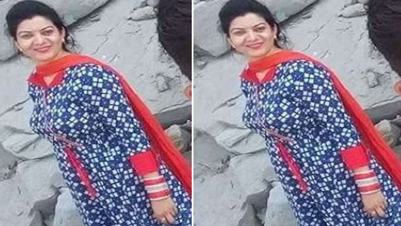 पति के संग स्कूटी पर बैठी थी गर्भवती पत्नी, तभी लगा जोर का झटका और फिर... पति के संग स्कूटी पर बैठी थी गर्भवती पत्नी, तभी लगा जोर का झटका और फिर...