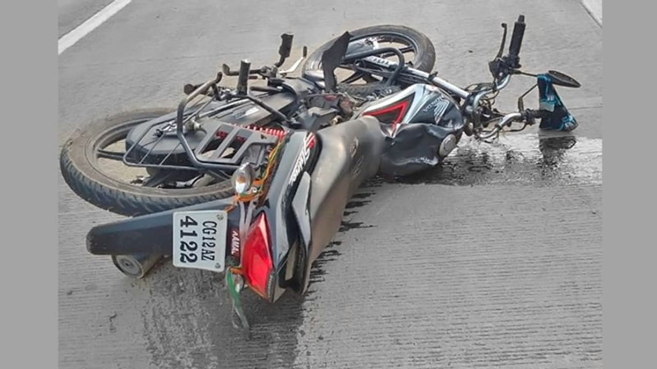 इस बाइक पर बैठे थे 4 लोग, स्पीड तेज थी और बातों में नहीं था कहीं और ध्यान इस बाइक पर बैठे थे 4 लोग, स्पीड तेज थी और बातों में नहीं था कहीं और ध्यान