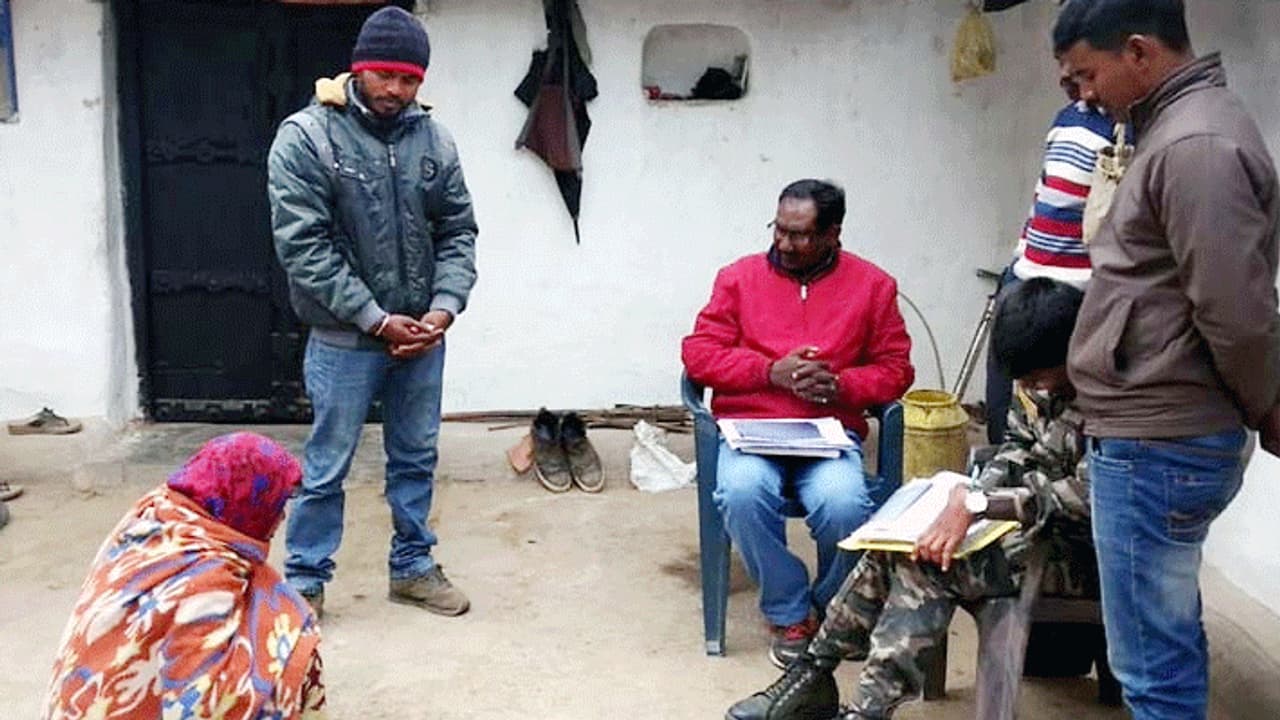 पति को खाना खिलाने के लिए गई थी नींद से जगाने, चादर उठाकर देखा तो छाती पीटकर चीखने लगी पति को खाना खिलाने के लिए गई थी नींद से जगाने, चादर उठाकर देखा तो छाती पीटकर चीखने लगी