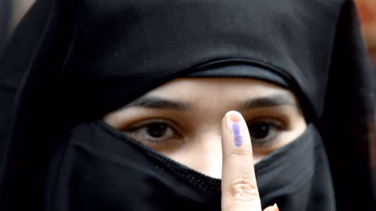 తిరుపతి ఉప ఎన్నిక : కుడిచేతి వేలికి సిరా.. సీఈసీ ఆదేశాలు.. తిరుపతి ఉప ఎన్నిక : కుడిచేతి వేలికి సిరా.. సీఈసీ ఆదేశాలు..