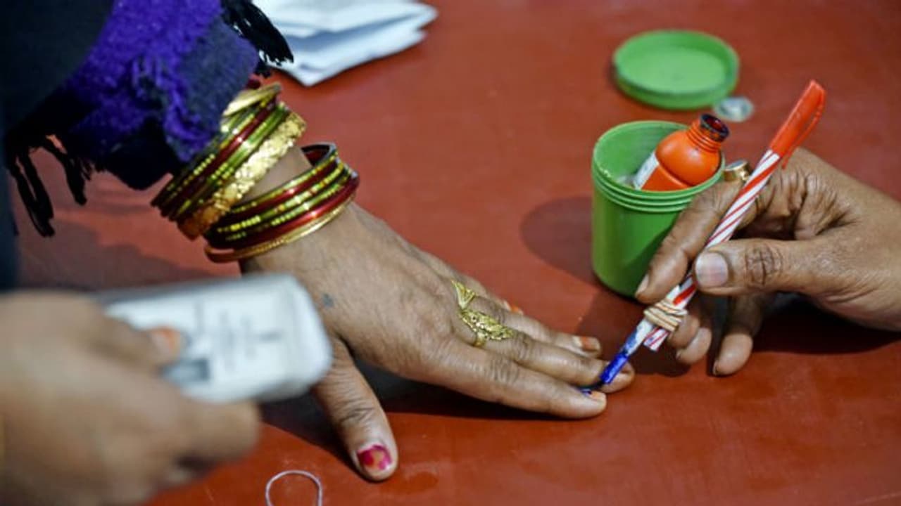 5 பேருக்க மேல் வாக்கு கேட்ட செல்லக்கூடாது.!! 80 வயதுக்கு மேற்பட்டவர்களுக்கு தபால் ஓட்டு. தேர்தல் ஆணையம் அதிரடி 5 பேருக்க மேல் வாக்கு கேட்ட செல்லக்கூடாது.!! 80 வயதுக்கு மேற்பட்டவர்களுக்கு தபால் ஓட்டு. தேர்தல் ஆணையம் அதிரடி