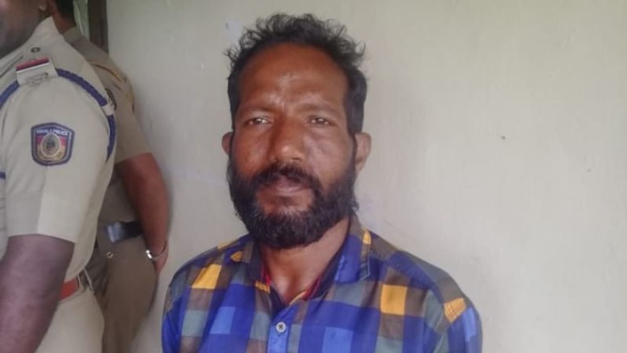 ഷർട്ടിന്റെ പോക്കറ്റിൽ നിന്ന് പണം മോഷ്ടിച്ച പ്രതി അറസ്റ്റിൽ; കുടുക്കിയത് സിസിടിവി ദൃശ്യങ്ങൾ ഷർട്ടിന്റെ പോക്കറ്റിൽ നിന്ന് പണം മോഷ്ടിച്ച പ്രതി അറസ്റ്റിൽ; കുടുക്കിയത് സിസിടിവി ദൃശ്യങ്ങൾ