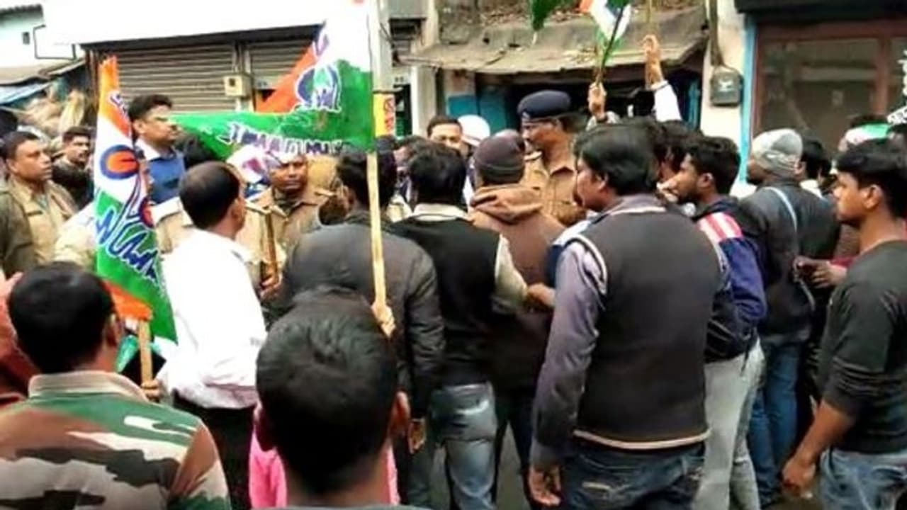 বিজেপি তৃণমূল সংঘর্ষে ধুন্ধুমার আমহার্স্ট স্ট্রিট, প্রহসন দিবসকে ঘিরে হাতাহাতি বিজেপি তৃণমূল সংঘর্ষে ধুন্ধুমার আমহার্স্ট স্ট্রিট, প্রহসন দিবসকে ঘিরে হাতাহাতি