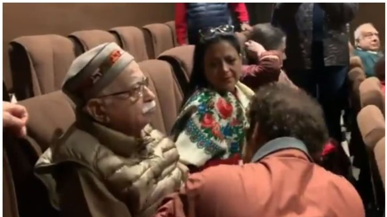 'ശിക്കാര' കണ്ട് കണ്ണീരടക്കാൻ കഴിയാതെ എൽകെ അദ്വാനി; വൈറലായി വീഡിയോ 'ശിക്കാര' കണ്ട് കണ്ണീരടക്കാൻ കഴിയാതെ എൽകെ അദ്വാനി; വൈറലായി വീഡിയോ