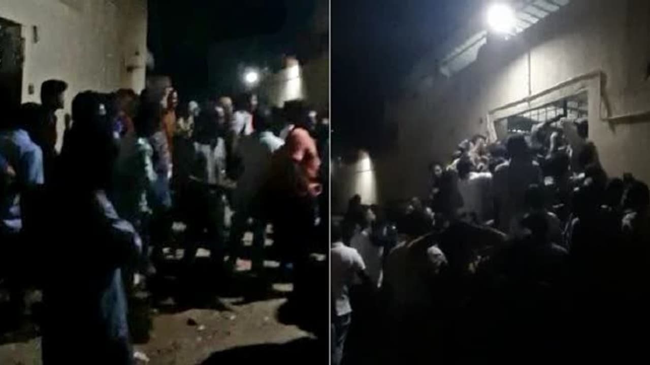 டாஸ்மாக் விடுமுறை தினத்தில் சரக்கு விற்பனை அமோகம்..! முண்டியடித்து வாங்கிய குடிமகன்கள்..! டாஸ்மாக் விடுமுறை தினத்தில் சரக்கு விற்பனை அமோகம்..! முண்டியடித்து வாங்கிய குடிமகன்கள்..!