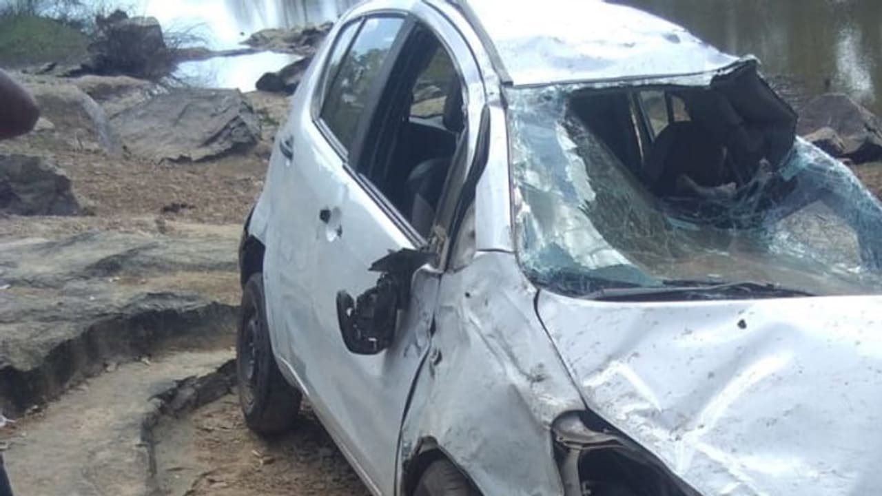 ಬಸ್ಗೆ ಡಿಕ್ಕಿಯಾಗಿ ನದಿಗೆ ಉರುಳಿ ಬಿದ್ದ ಕಾರು ಬಸ್ಗೆ ಡಿಕ್ಕಿಯಾಗಿ ನದಿಗೆ ಉರುಳಿ ಬಿದ್ದ ಕಾರು