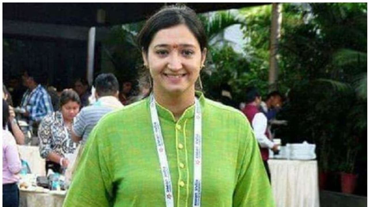 ശുചിമുറികളില്ലാത്ത, റോഡില്ലാത്ത, ദാരിദ്ര്യം മാത്രമുണ്ടായിരുന്ന ഒരു ഗ്രാമത്തെ ഈ യുവതി മാറ്റിയെടുത്തത് ഇങ്ങനെ! ശുചിമുറികളില്ലാത്ത, റോഡില്ലാത്ത, ദാരിദ്ര്യം മാത്രമുണ്ടായിരുന്ന ഒരു ഗ്രാമത്തെ ഈ യുവതി മാറ്റിയെടുത്തത് ഇങ്ങനെ!