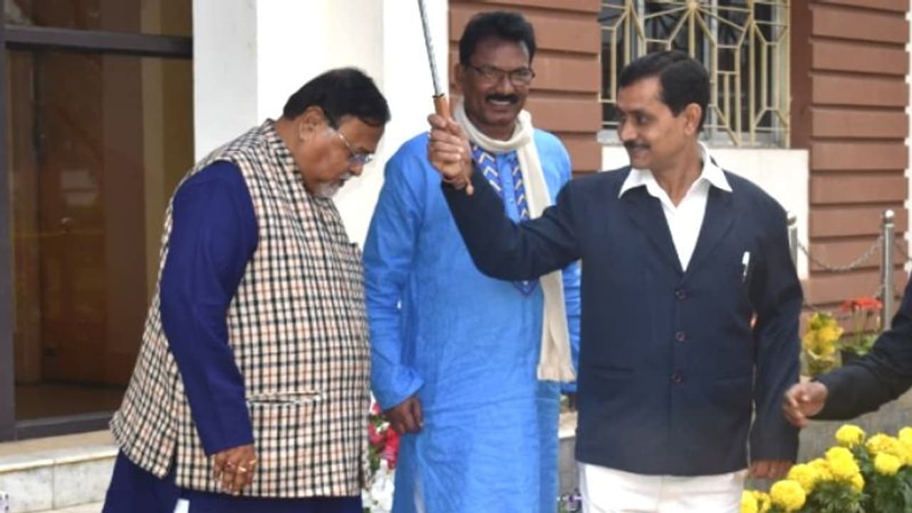 তৃণমূলের পথে আরও একধাপ ,পার্থর সঙ্গে বৈঠক ছত্রধরের