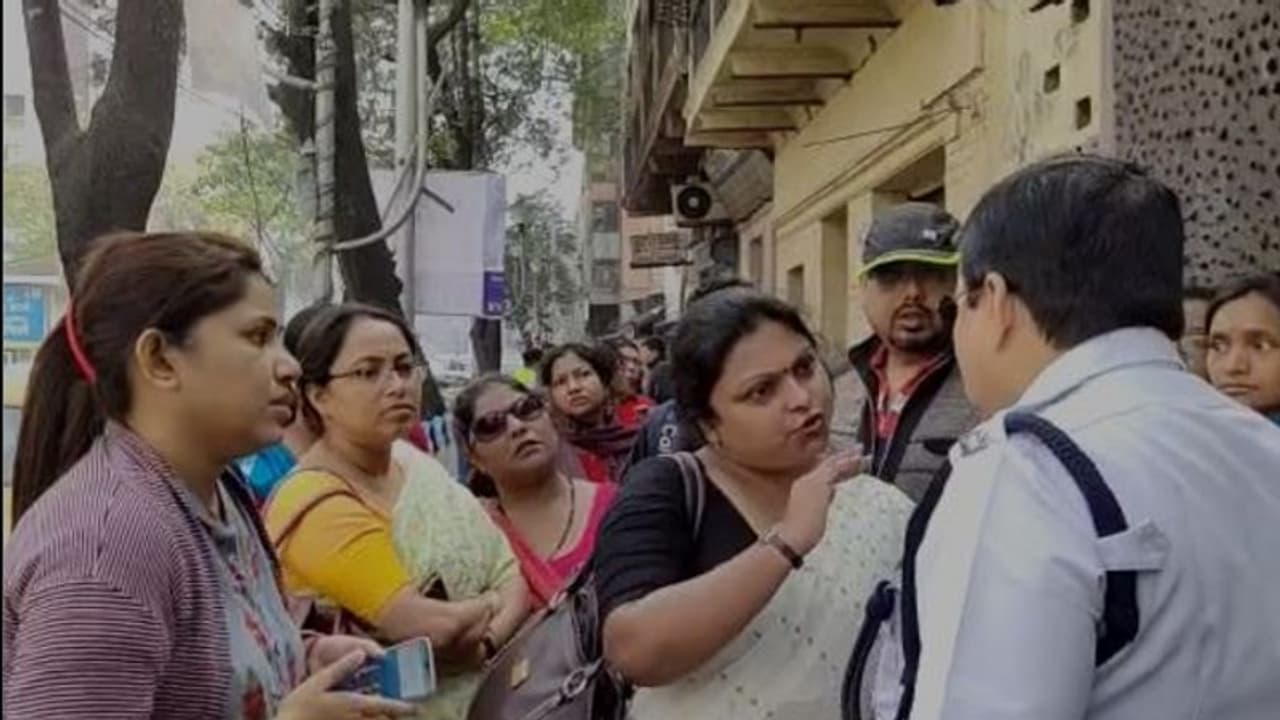 ফি বৃদ্ধির প্রতিবাদে অবস্থান বিক্ষোভ, মুখ্য়মন্ত্রীর দ্বারস্থ সাউথ পয়েন্টের অভিভাবকরা ফি বৃদ্ধির প্রতিবাদে অবস্থান বিক্ষোভ, মুখ্য়মন্ত্রীর দ্বারস্থ সাউথ পয়েন্টের অভিভাবকরা