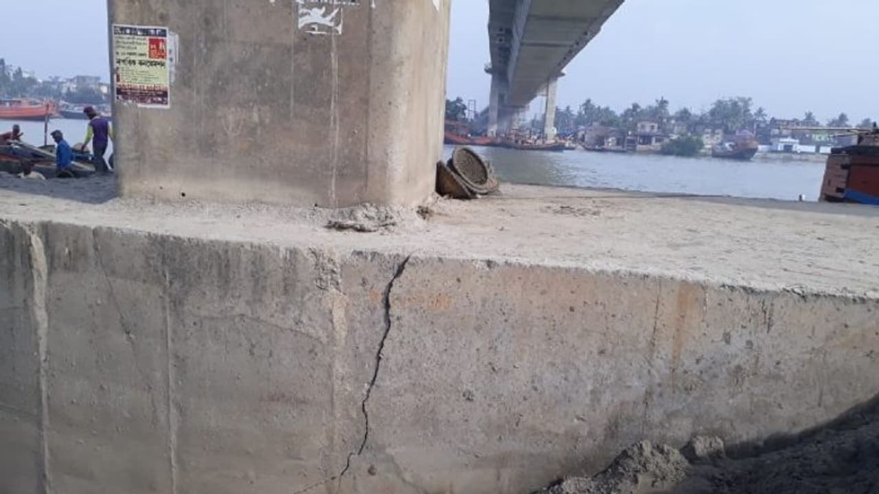 বছর ঘুরতে না ঘুরতেই সেতুর থামে ফাটল, আতঙ্ক ছড়াল নামখানায় বছর ঘুরতে না ঘুরতেই সেতুর থামে ফাটল, আতঙ্ক ছড়াল নামখানায়
