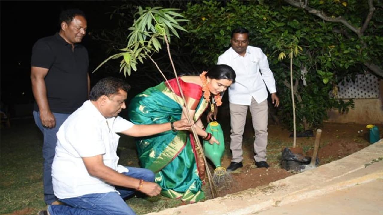 గ్రీన్ ఇండియా ఛాలెంజ్.. మొక్కలు నాటిన సీనియర్ నటి కౌసల్య