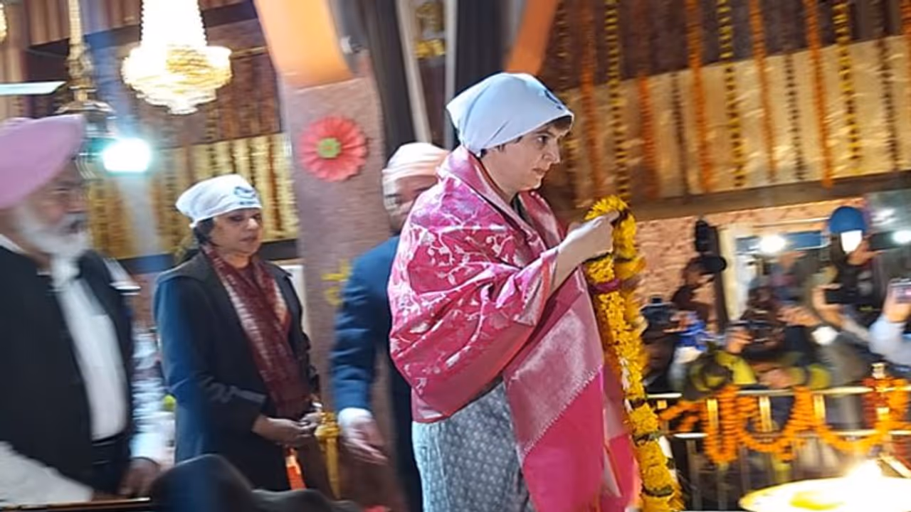 एक महीने में दूसरी बार वाराणसी पहुंची प्रियंका गांधी,संत रविदास की जन्मस्थली पर टेका मत्था एक महीने में दूसरी बार वाराणसी पहुंची प्रियंका गांधी,संत रविदास की जन्मस्थली पर टेका मत्था