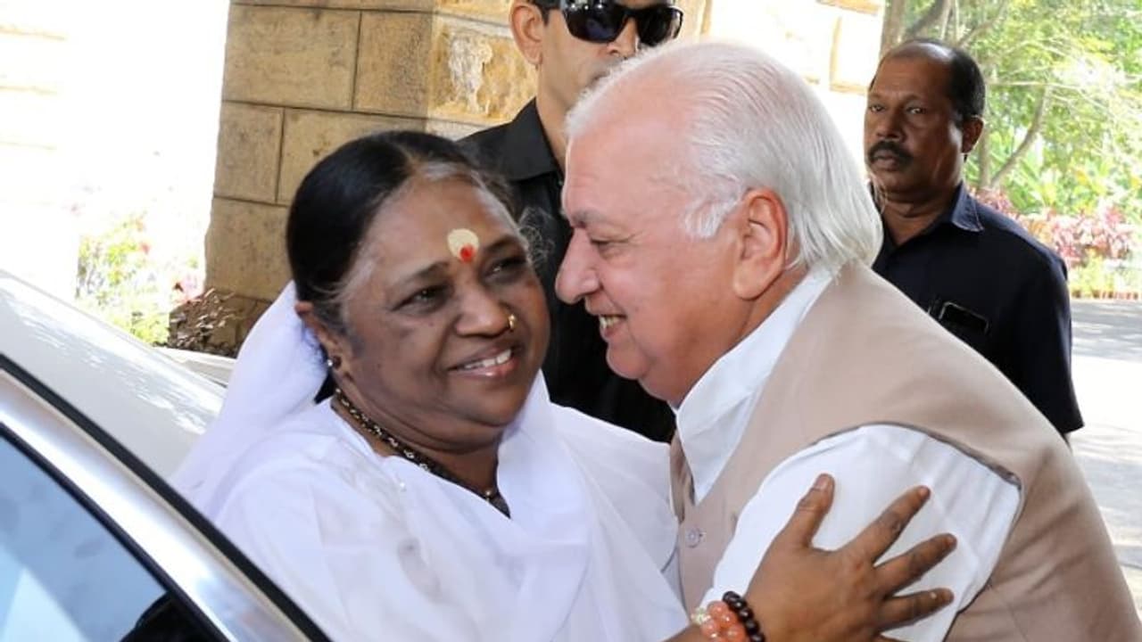 ഗവർണർ ആരിഫ് മുഹമ്മദ് ഖാനെ കാണാൻ മാതാ അമൃതാനന്ദമയി രാജ് ഭവനിലെത്തി ഗവർണർ ആരിഫ് മുഹമ്മദ് ഖാനെ കാണാൻ മാതാ അമൃതാനന്ദമയി രാജ് ഭവനിലെത്തി