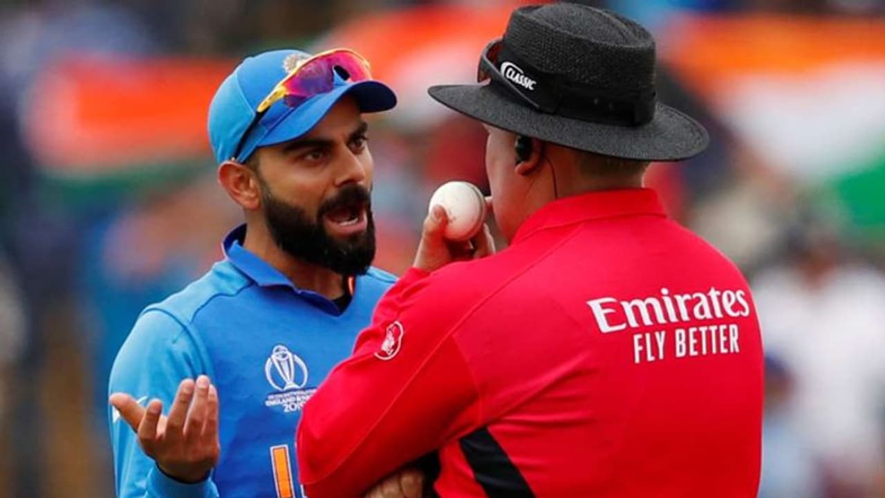 నీ.. దూకుడు: అలా ఎలా కుదురుతుంది... ఫీల్డ్ అంపైర్తో విరాట్ కోహ్లీ గొడవ నీ.. దూకుడు: అలా ఎలా కుదురుతుంది... ఫీల్డ్ అంపైర్తో విరాట్ కోహ్లీ గొడవ