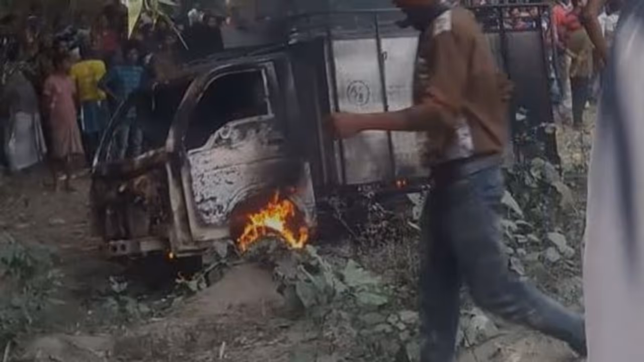 গরুবোঝাই গাড়ির ধাক্কায় স্কুল ছাত্রের মৃত্যু, পুলিশকে ঘিরে বিক্ষোভ স্থানীয়দের গরুবোঝাই গাড়ির ধাক্কায় স্কুল ছাত্রের মৃত্যু, পুলিশকে ঘিরে বিক্ষোভ স্থানীয়দের