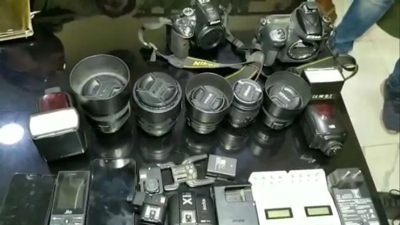 বিয়েবাড়িতে দামি ক্যামেরা চুরি, অনলাইন এ বেচতে গিয়ে জালে দুই চোর বিয়েবাড়িতে দামি ক্যামেরা চুরি, অনলাইন এ বেচতে গিয়ে জালে দুই চোর