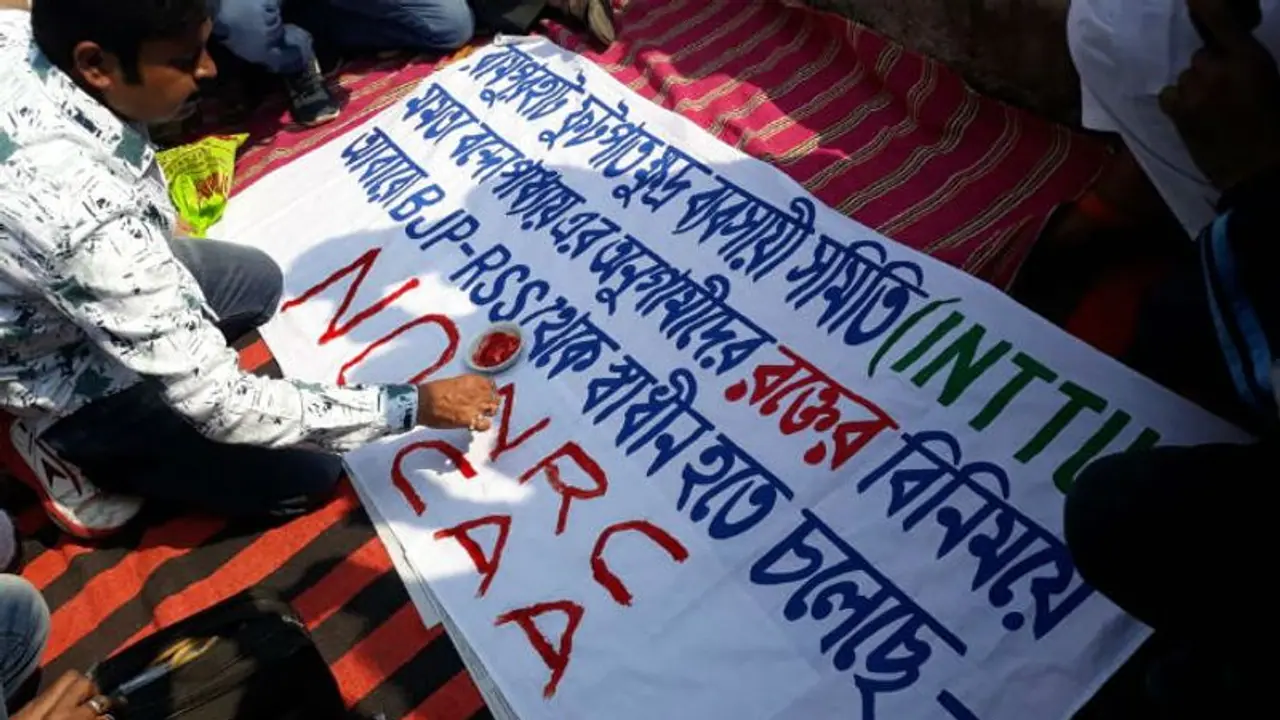 রক্ত দিয়ে এনআরসি বিরোধী পোস্টার, বীরভূমে নতুন প্রতিবাদ রক্ত দিয়ে এনআরসি বিরোধী পোস্টার, বীরভূমে নতুন প্রতিবাদ