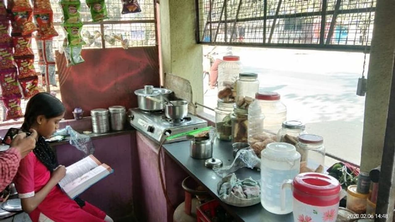 চোখে ডাক্তার হওয়ার স্বপ্ন, চা বিক্রি করে পড়াশোনা চালিয়ে যাচ্ছে সুফিয়া চোখে ডাক্তার হওয়ার স্বপ্ন, চা বিক্রি করে পড়াশোনা চালিয়ে যাচ্ছে সুফিয়া