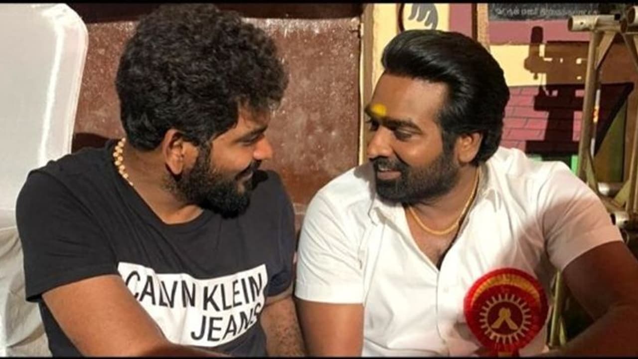 ஒரே நேரத்தில் ரெண்டு லட்டு... நயன் லவ்வர் மூலம் விஜய்சேதுபதிக்கு கிடைத்த சூப்பர் லக்கு...! ஒரே நேரத்தில் ரெண்டு லட்டு... நயன் லவ்வர் மூலம் விஜய்சேதுபதிக்கு கிடைத்த சூப்பர் லக்கு...!