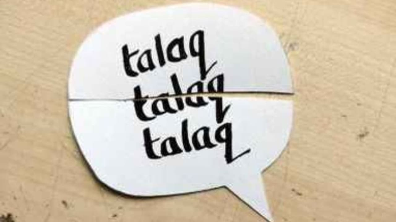 കുടുംബ കോടതിയിൽ വച്ച് ഭർത്താവ് മുത്തലാഖ് ചൊല്ലി ഒഴിവാക്കി; പരാതിയുമായി ഭാര്യ കുടുംബ കോടതിയിൽ വച്ച് ഭർത്താവ് മുത്തലാഖ് ചൊല്ലി ഒഴിവാക്കി; പരാതിയുമായി ഭാര്യ
