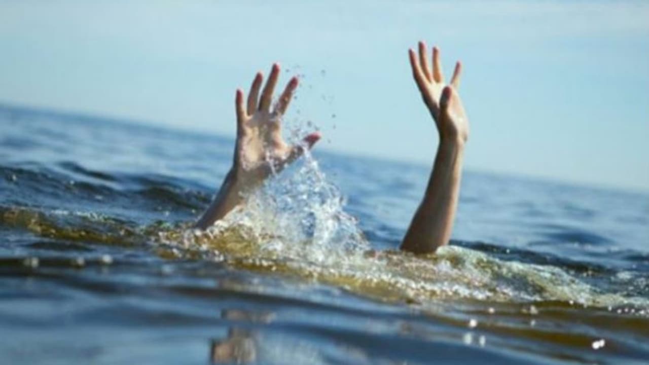 വിവാഹ വാര്ഷികം വേറിട്ടതാക്കാന് കടലില് വച്ച് മോതിരം മാറി ദമ്പതികൾ; തിരയില്പ്പെട്ട് യുവതിക്ക് ദാരുണാന്ത്യം വിവാഹ വാര്ഷികം വേറിട്ടതാക്കാന് കടലില് വച്ച് മോതിരം മാറി ദമ്പതികൾ; തിരയില്പ്പെട്ട് യുവതിക്ക് ദാരുണാന്ത്യം