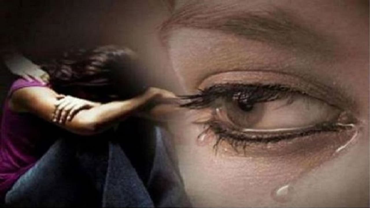 अस्पताल में प्रसव के बाद दुष्कर्म पीड़िता किशोरी की मौत, पड़ोसी ने किया था रेप, अस्पताल में हंगामा अस्पताल में प्रसव के बाद दुष्कर्म पीड़िता किशोरी की मौत, पड़ोसी ने किया था रेप, अस्पताल में हंगामा