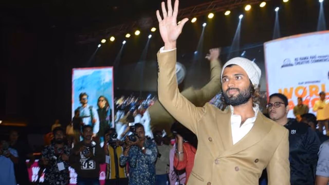 నష్టాల బాటలో వరల్డ్ ఫేమస్ లవర్.. విజయ్ దేవరకొండకు వార్నింగ్ బెల్! నష్టాల బాటలో వరల్డ్ ఫేమస్ లవర్.. విజయ్ దేవరకొండకు వార్నింగ్ బెల్!