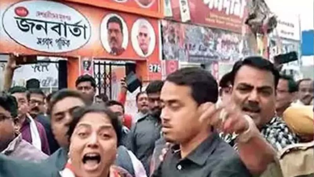 हनुमान चालीसा बांट रहे लोगों को पुलिस ने रोका, पुलिस और पुस्तक बांटने वालों के बीच झड़प हनुमान चालीसा बांट रहे लोगों को पुलिस ने रोका, पुलिस और पुस्तक बांटने वालों के बीच झड़प