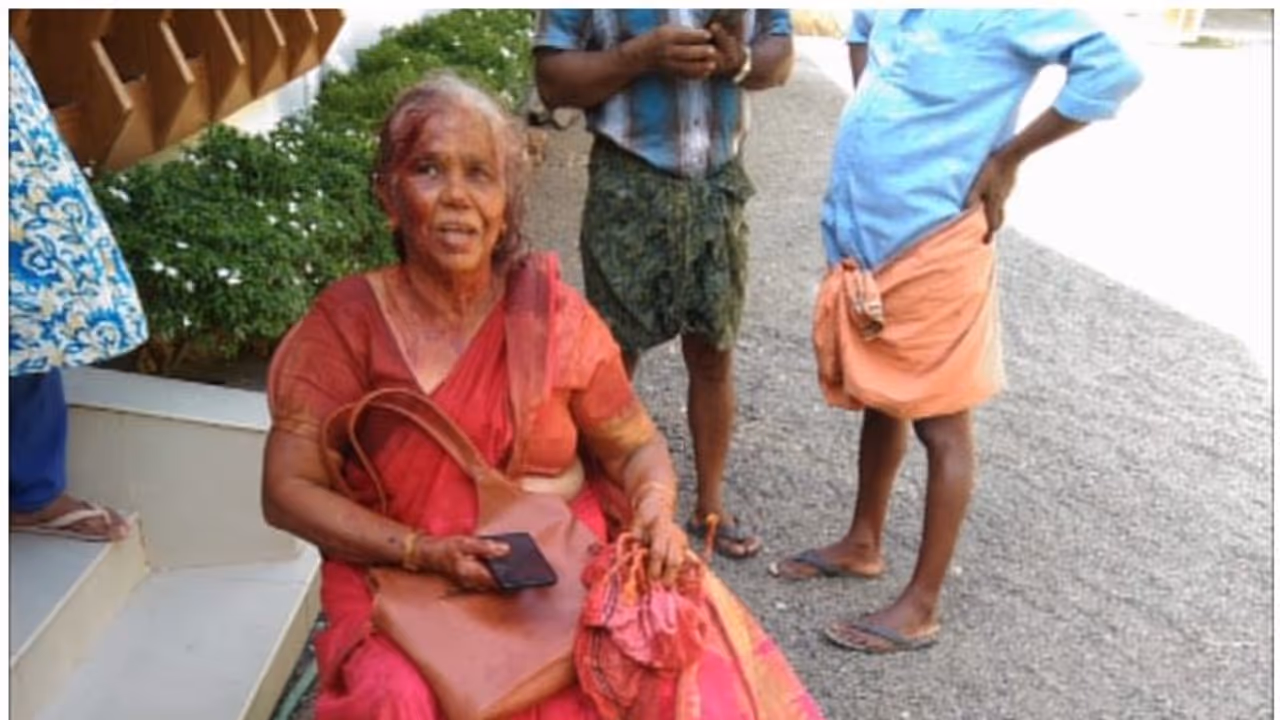 വയോധികയെ പട്ടാപകല് തട്ടിക്കൊണ്ടുപോയി തലക്കടിച്ച് സ്വർണ്ണം കവർന്നു വയോധികയെ പട്ടാപകല് തട്ടിക്കൊണ്ടുപോയി തലക്കടിച്ച് സ്വർണ്ണം കവർന്നു